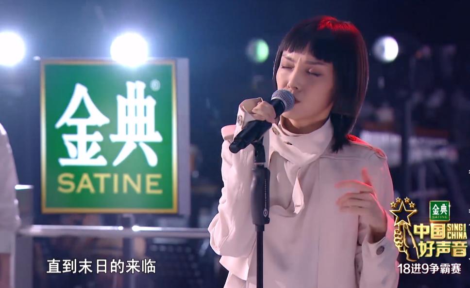 单依纯现场演唱，歌声中的情感流淌与魅力展现