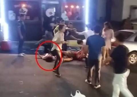 女老板被醉酒顾客打后还击改判无罪