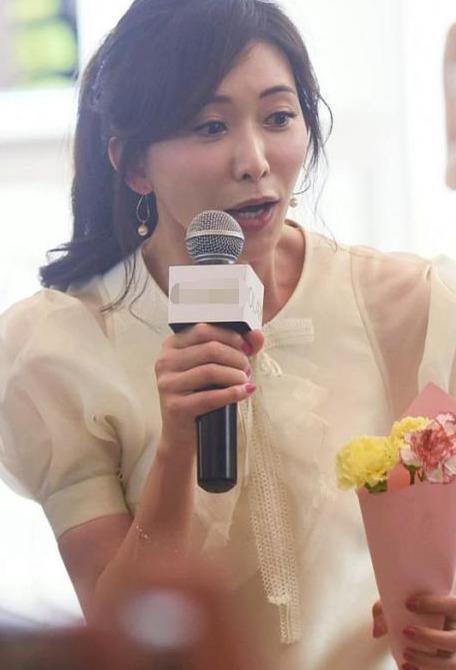 林志玲戛纳金色蝴蝶结抹胸造型，优雅与时尚的完美结合