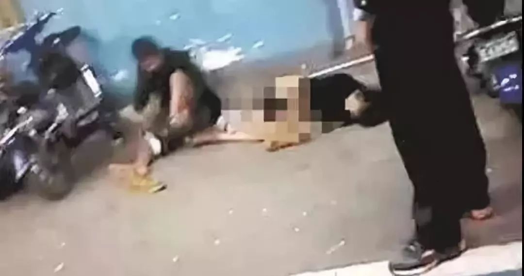 女童独自面对腐尸，一场无法言说的悲剧