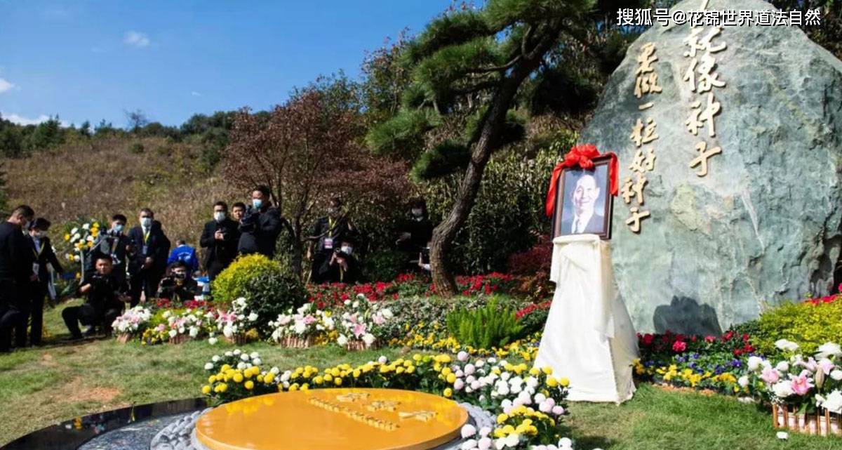 袁隆平夫人墓园祭扫，缅怀与敬仰