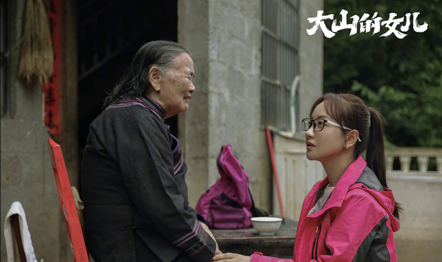 辛柏青剧中泪祭亡妻片段，深情演绎，触动心灵
