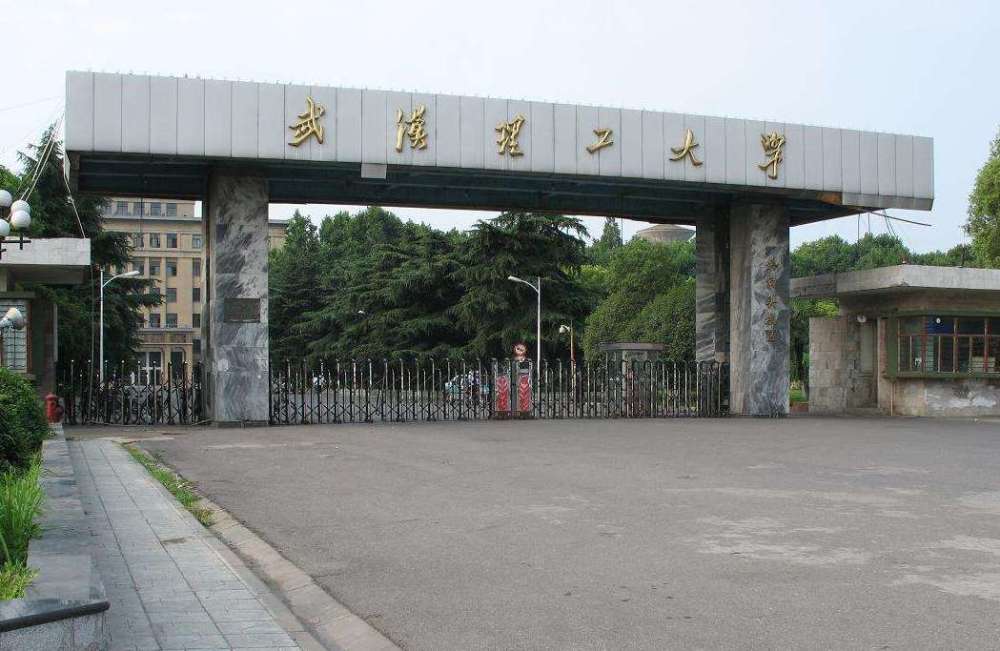 武汉大学校门背面，历史与现代的交织之美