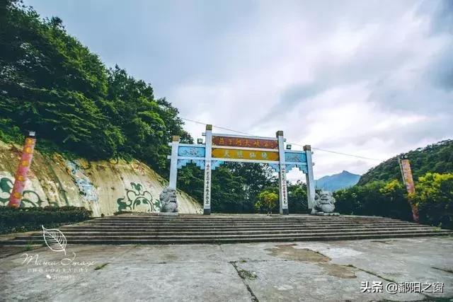 男子驾车遇天坑喷土，惊魂一刻的现场实录
