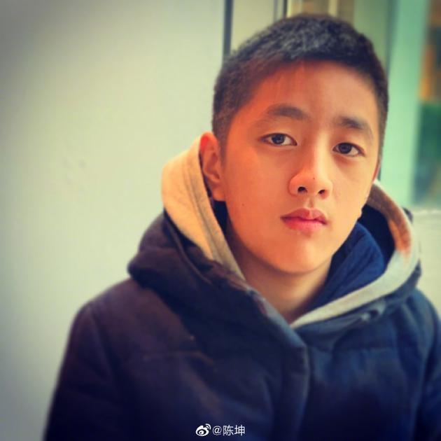 陈坤儿子大学毕业，父子俩合照庆祝