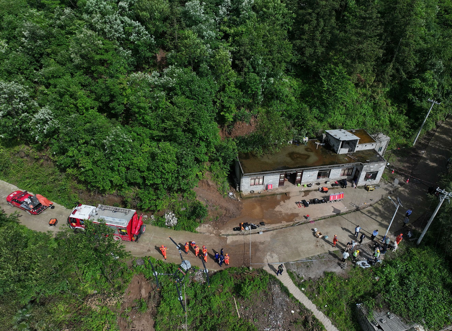 山体滑坡导致19人被困，紧急救援与反思