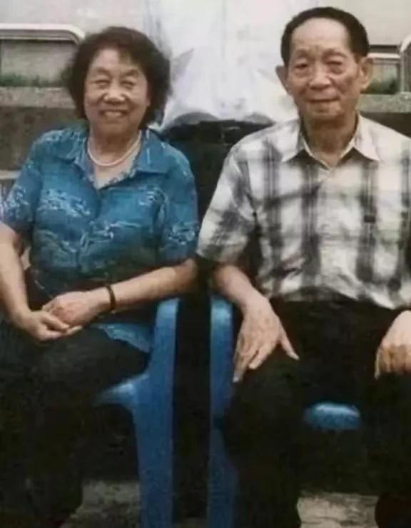袁隆平与夫人合影，时光见证的金色情缘