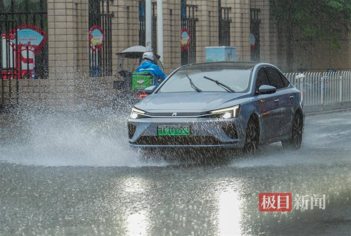 武汉暴雨红色预警来袭！今晚骤降13℃，请做好准备！