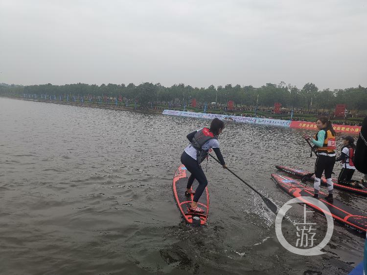 武汉暴雨来袭，家长划桨板接娃，风雨中的温情与勇气