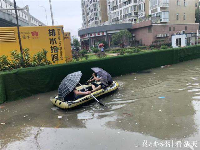 武汉暴雨来袭，家长划桨板接娃，风雨中的温情与勇气