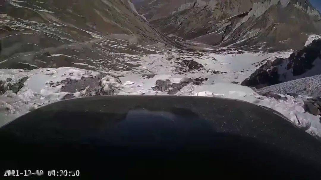 自驾穿越雪山时翻车——一次惊心动魄的冒险之旅