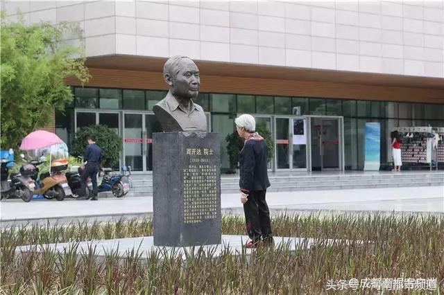 悲剧！俄男子身死地标雕像内，身份竟是学校校长