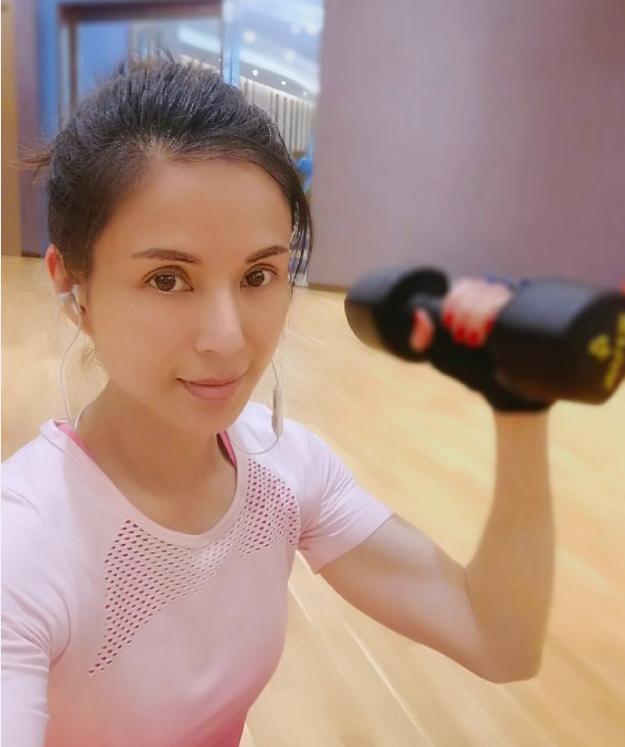 章泽天罕晒健身照，素颜皮肤白里透红——探寻其健康魅力的背后