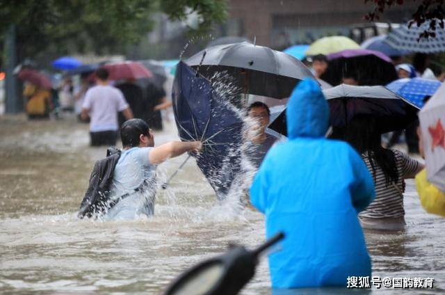 暴雨来袭，家长划桨板接娃，爱的力量与智慧应对