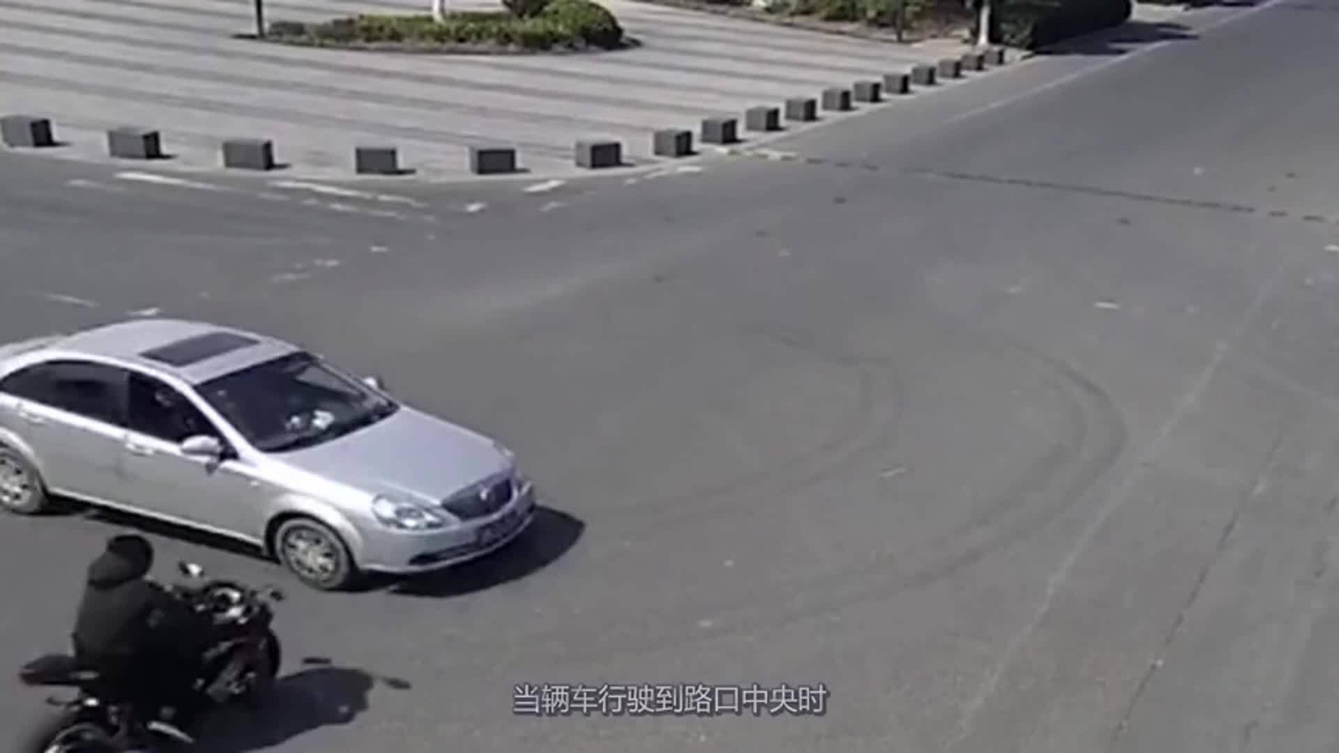 路口摩托车与轿车相撞，责任归属谁？