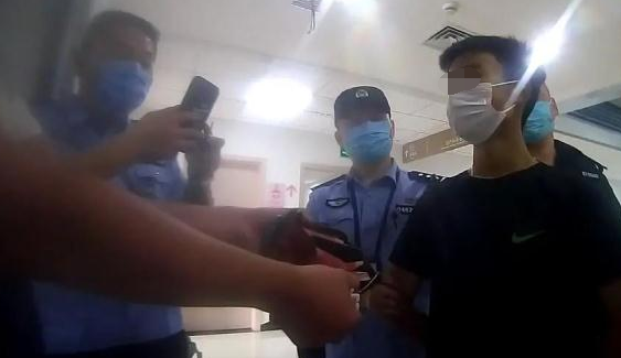 震惊！19岁男子入室行凶后淡定点外卖报警，背后真相令人深思
