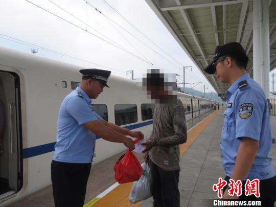 跨越千里，男子坐30小时火车自首背后的故事