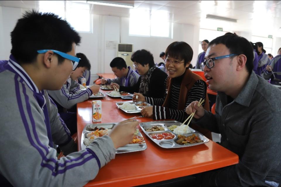 大学校长，食堂吃饭的日常与非凡