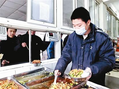 校长亲自干食堂，感慨比外包难太多的日子