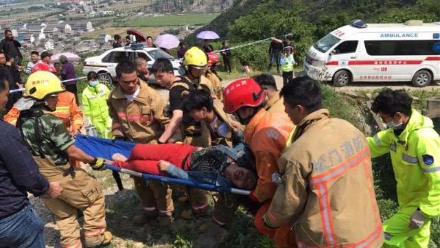 客车撞树侧翻导致3死4伤，悲剧背后的警示与思考