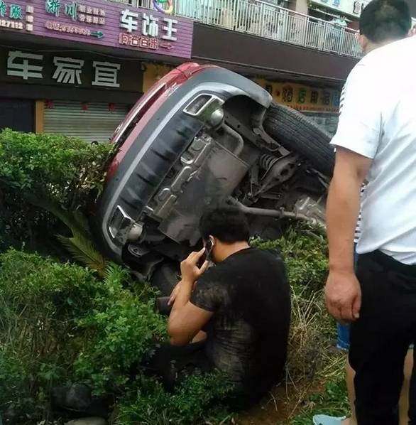 男生去钓鱼路上遭遇超大车祸现场