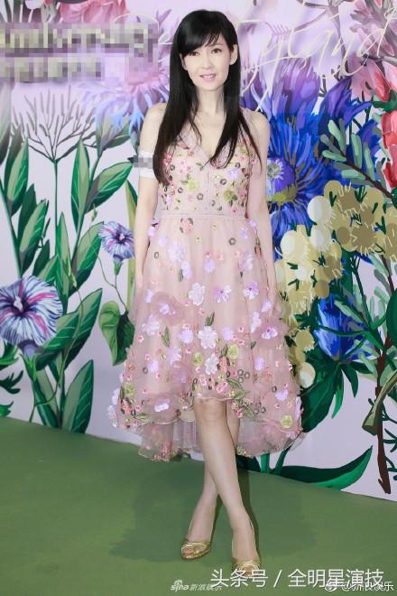 71岁赵雅芝演唱会上爆哭，不老女神的音乐传奇