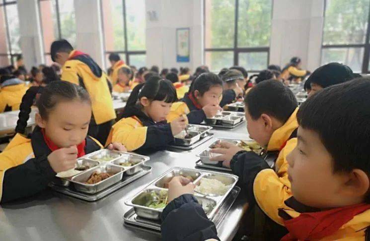 校长吃食堂，共餐中的教育新风尚