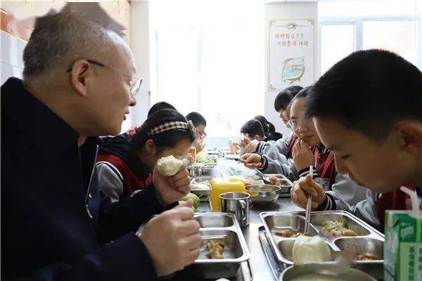 校长吃食堂，共餐中的教育新风尚