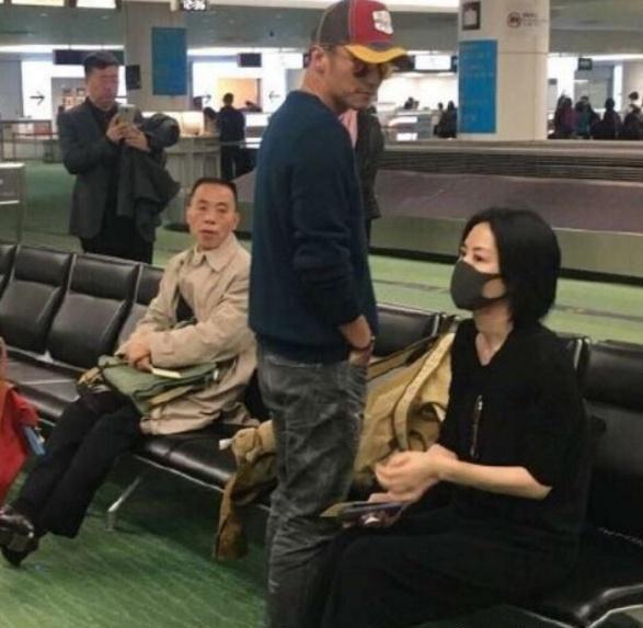 王菲谢霆锋在日本被偶遇，跨越时空的爱情邂逅