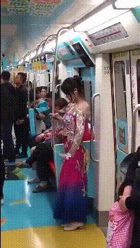 女子地铁上与男子争吵猛踹对方事件分析