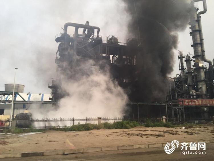 航拍山东化工厂爆炸，大量浓烟升起的震撼瞬间