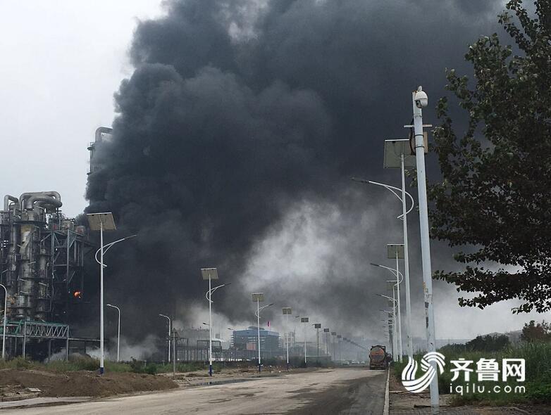 航拍山东化工厂爆炸，大量浓烟升起的震撼瞬间