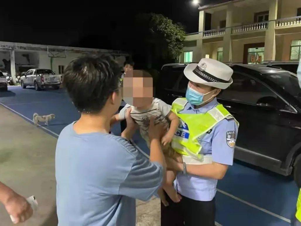 女生失踪引发混乱，父亲咬伤踢伤三名民警引发社会热议