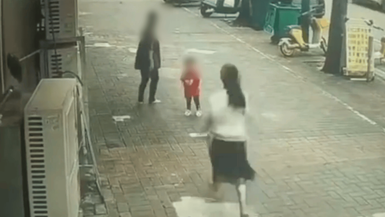 女子强拽小孩被刑拘事件深度解析