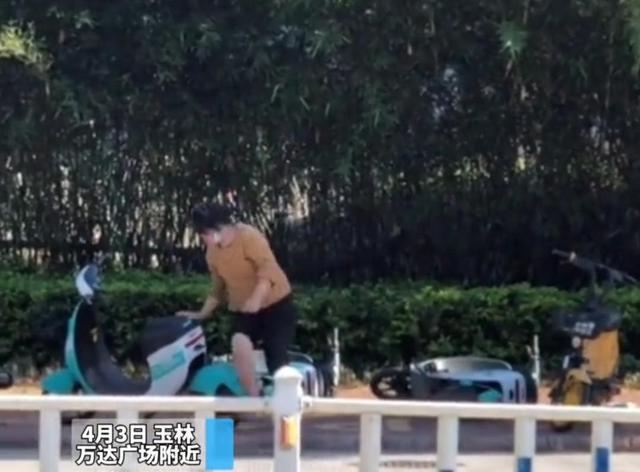 女子推倒一排自行车撒气事件，反思与启示