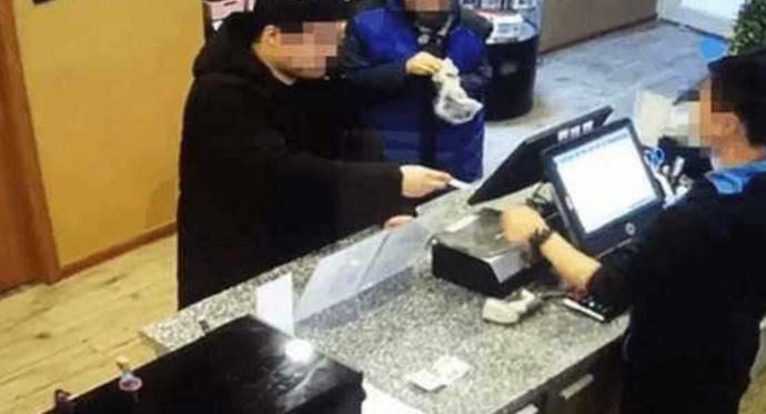 偷女友七个包卖十一万，盲目贪婪下的爱情悲剧
