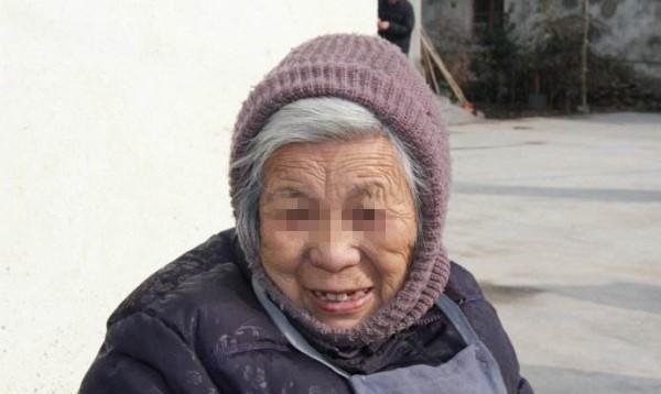 偷女友七个包卖十一万，盲目贪婪下的爱情悲剧
