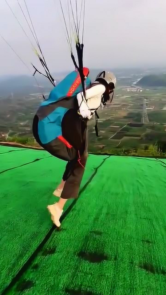 滑翔伞小姐姐，挑战极限，展现女性力量