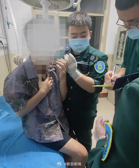 急救人员迅速回应男子脖子被扎烧烤签事件纪实
