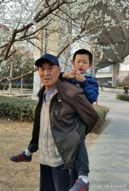 孙子比儿子大两岁，两代人的时光交错