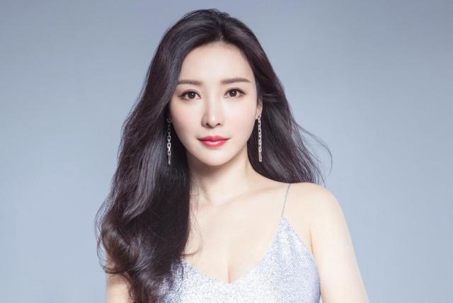柳岩丢水里，一场意外引发的热议