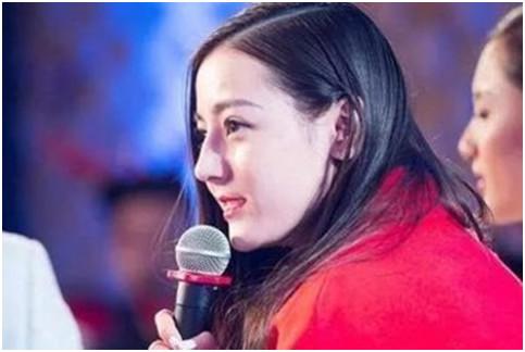 迪丽热巴被撕名牌，一场引发热议的综艺事件