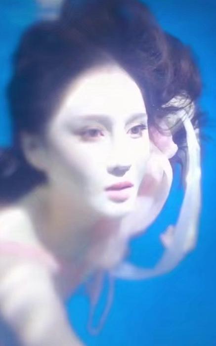 柳岩掉水里视频，意外背后的真相与反思