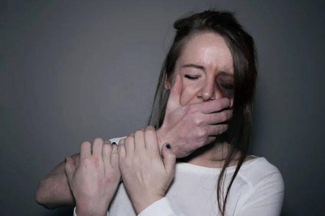 被逼复婚又屡遭家暴——揭露背后的真相与困境