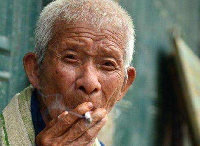 老人死后睁着眼是什么，深度解读与理解