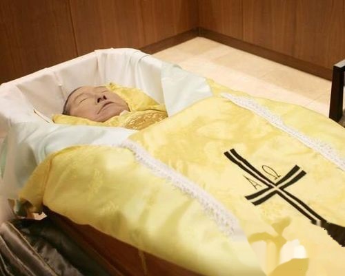 老人入殓时突然睁眼闭眼，生死间的微妙与情感交织