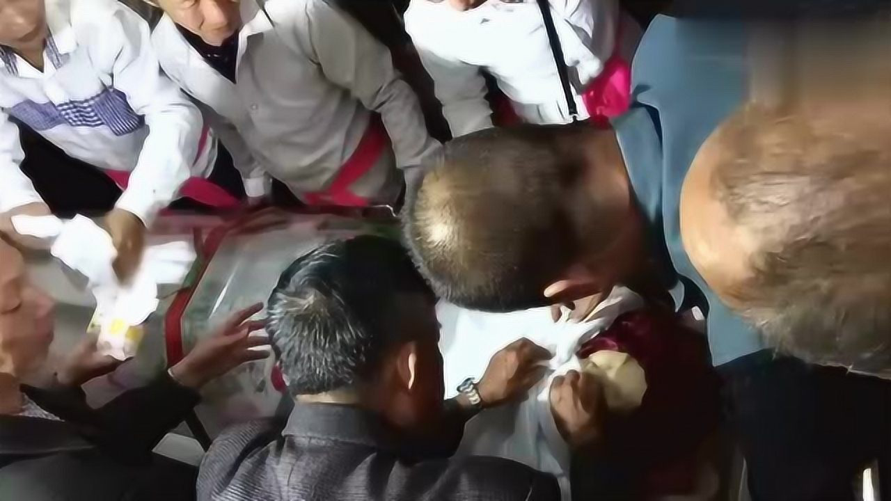老人入殓时突然睁眼闭眼，生死间的微妙与情感交织