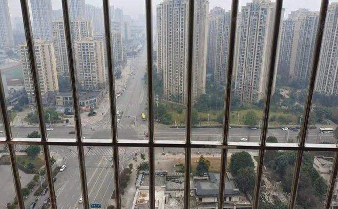 痛心！21岁女子从30楼坠亡，背后的故事令人深思