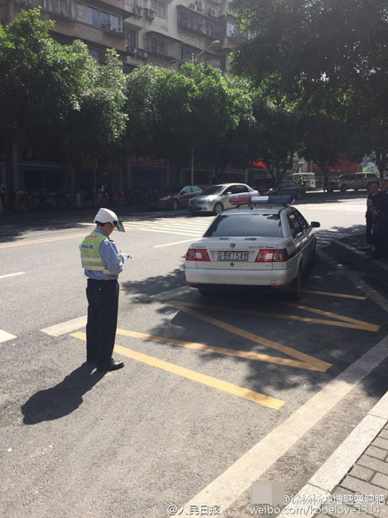 警车违停被贴罚单谁来买单？