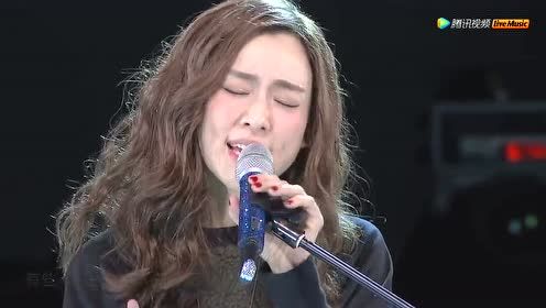 范玮琪演唱破音后暴哭，真实情感的流露与重新站起的勇气